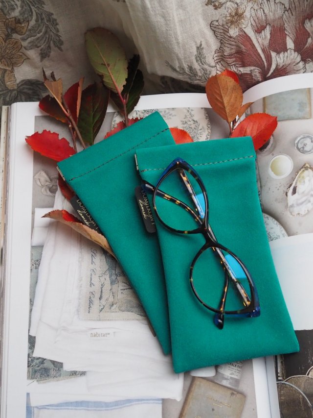 Szmaragdowe -  etui na okulary z zamszowej welurowej skóry – handmade DomilkowyDomek, etui na klips, miękkie i stylowe