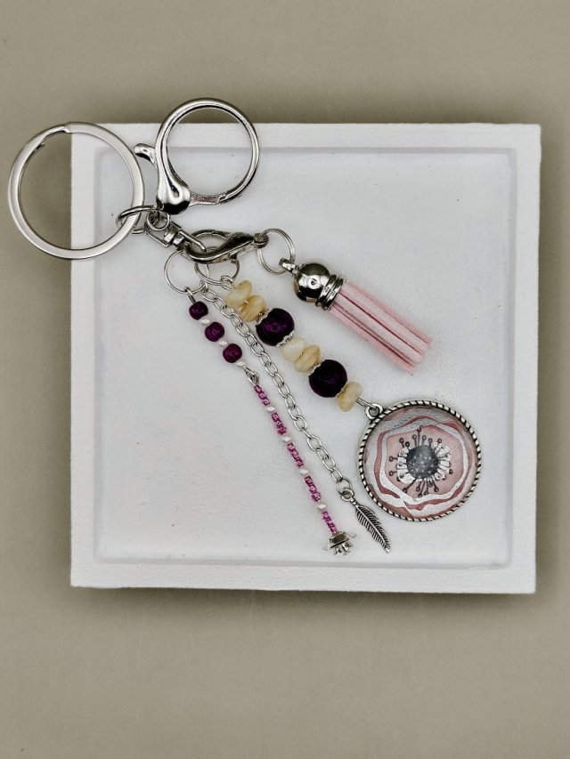 Brelok Pudrowy Kwiat – ręcznie robiona ozdoba z chwostem