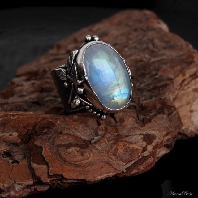 Pierścionek srebrny z tęczowym kamieniem księżycowym