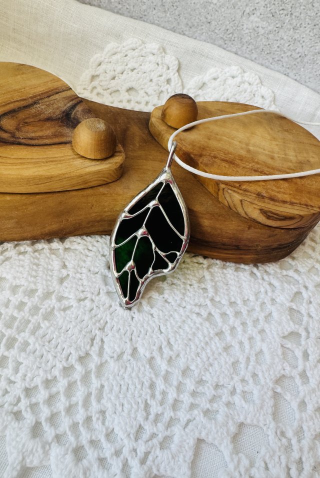 Naszyjnik szklany witrażowy z zawieszką "Liść Wisiorek Witraż