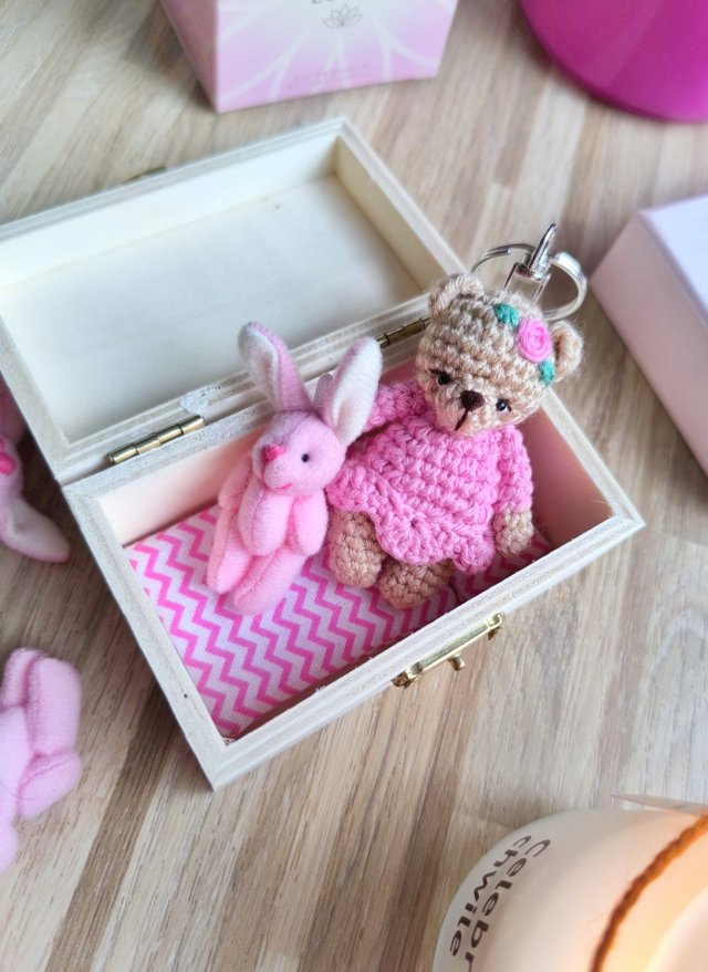 Breloczek Miś Różyczka brelok, szkatułka i króliczek, pościel