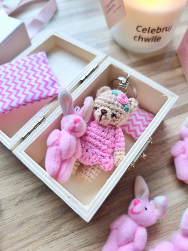 Breloczek Miś Różyczka brelok, szkatułka i króliczek, pościel