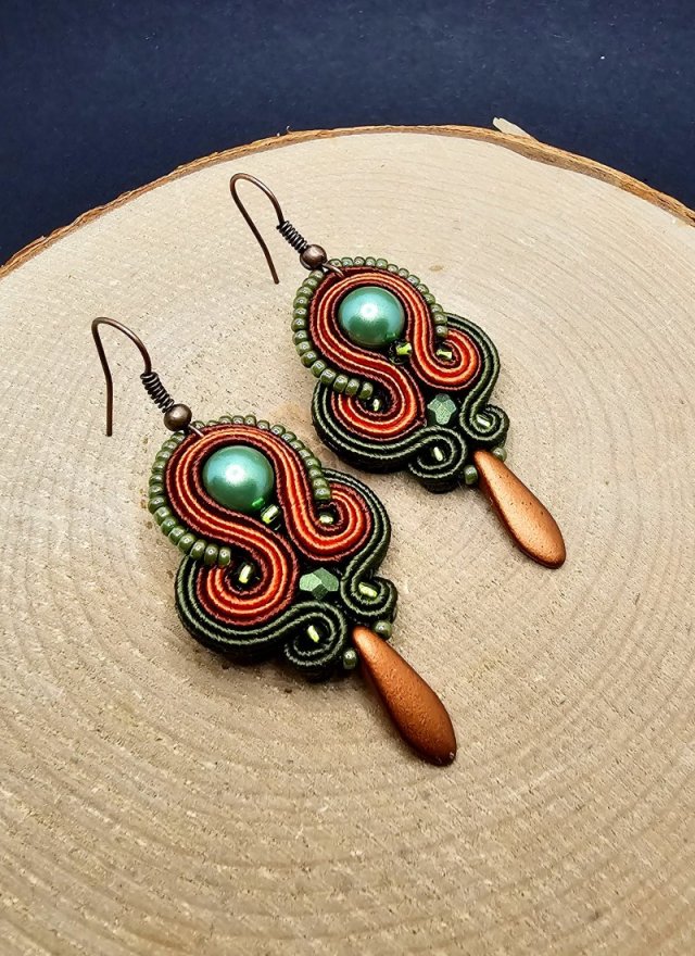 Zielono pomarańczowe wiszące kolczyki sutasz