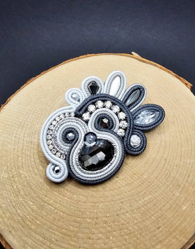 Szara broszka sutasz