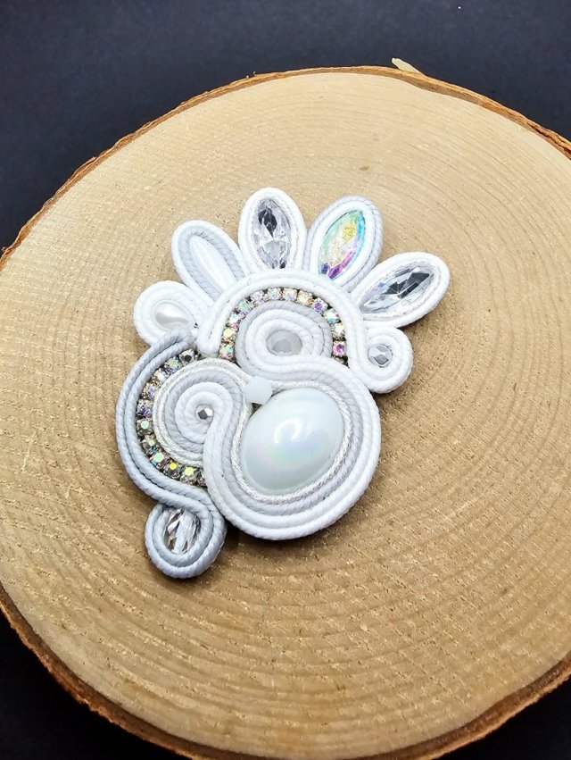 Biała broszka sutasz