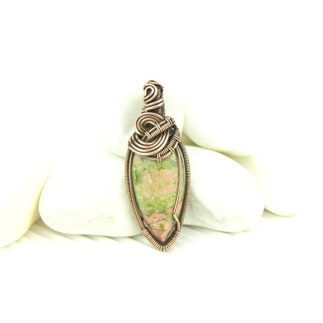 Wisiorek z unakitem wire wrapping