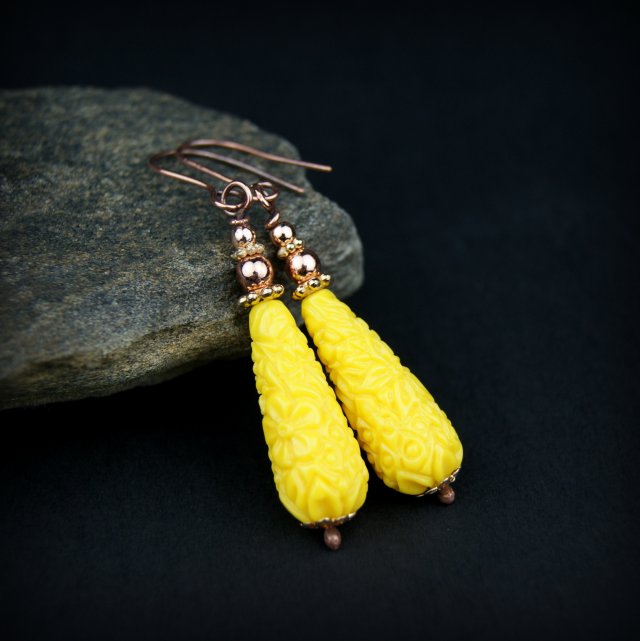 Kolczyki żółte krople z rzeźbionych kamieni