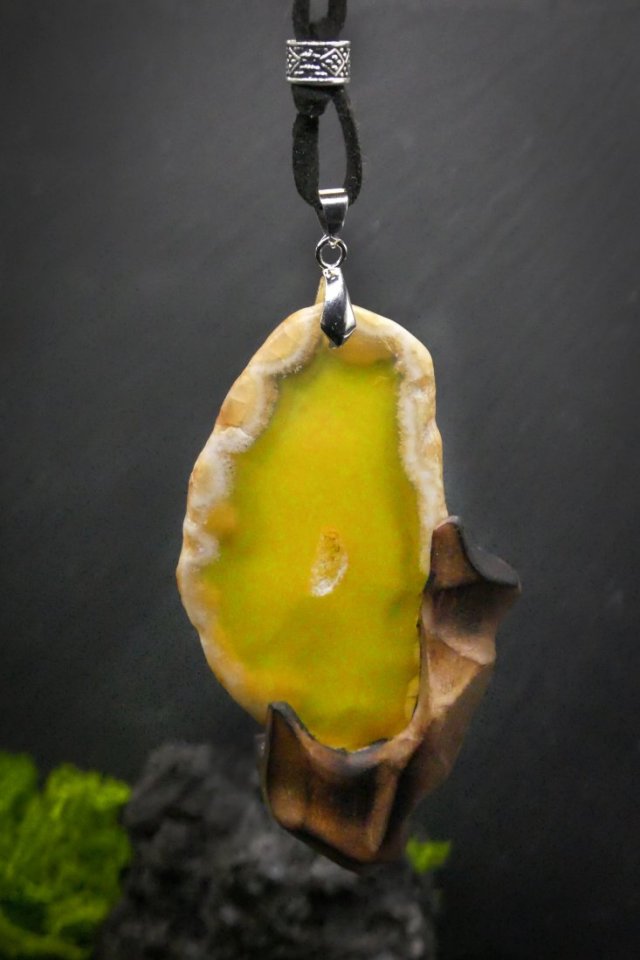 Naszyjnik z drewna brzozy z żółym plastrem agatu – ręcznie rzeźbiony, pirografia, artystyczne zdobienia, biżuteria z drewna, luxe wooden jewelry, prem