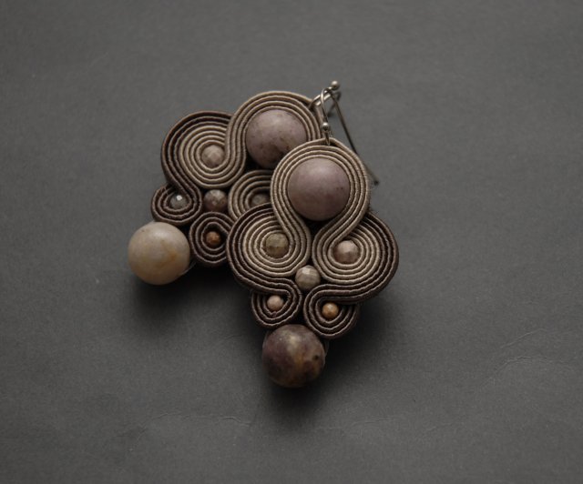 kolorowe kolczyki sutasz z lepidolitami