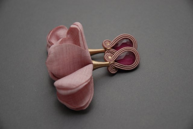 różowe klipsy sutasz z kwiatkiem