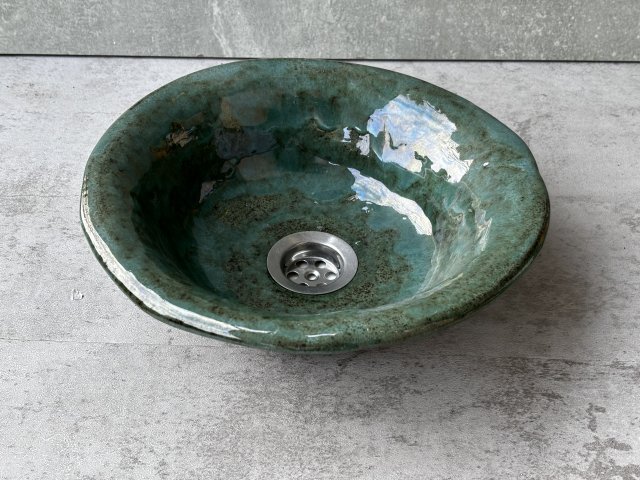 Zielona umywalka w rustykalnym stylu