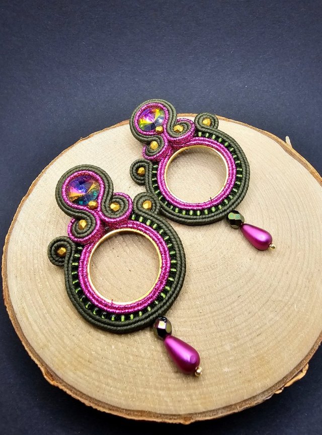 Zielone kolczyki sutasz koła z dodatkiem fuksji