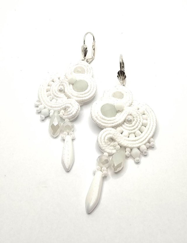 Białe wiszące kolczyki sutasz