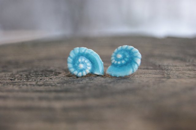 Kolczyki Muszelki "Turkusowe Echo Oceanu" - ceramiczne sztyfty