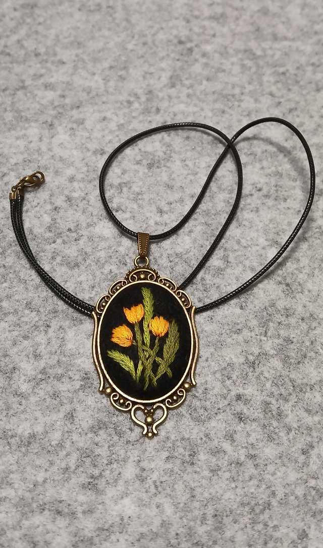 Ręcznie haftowany wisior  DLA LENY