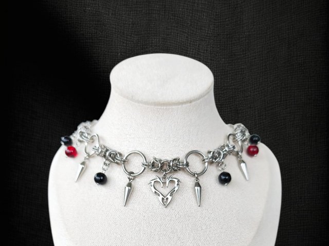 Choker chainmaille z sercem, kolcami i czarnymi + wiśniowymi koralikami – stal chirurgiczna, gothic vampire