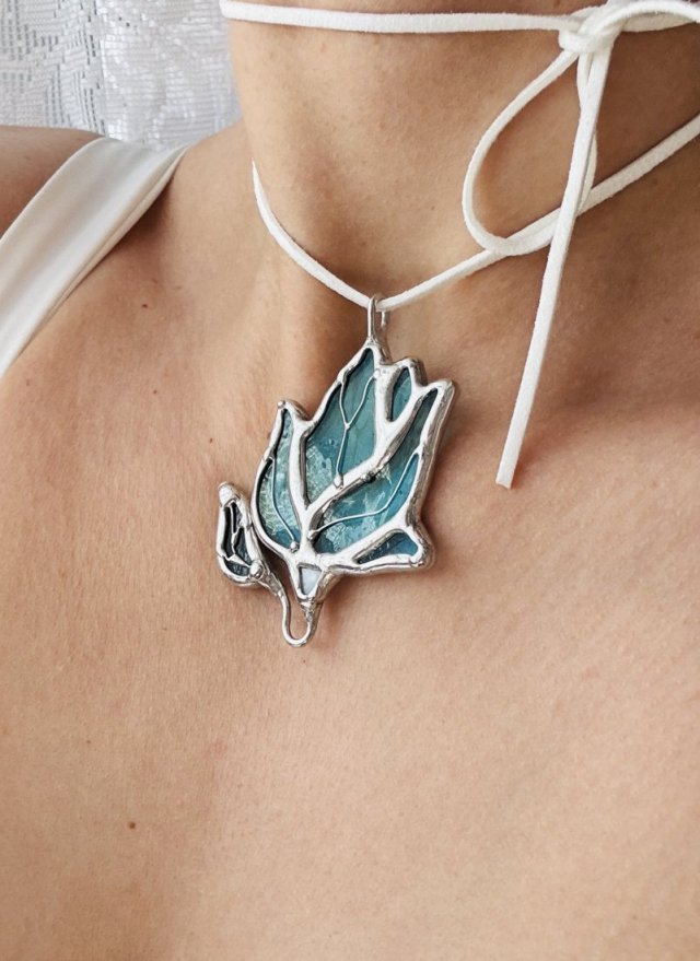 Naszyjnik szklany  Witrażowy wisiorek na sznurku kwiat "Magnolia"