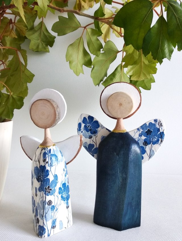 Para aniołków z drewna bukowego.