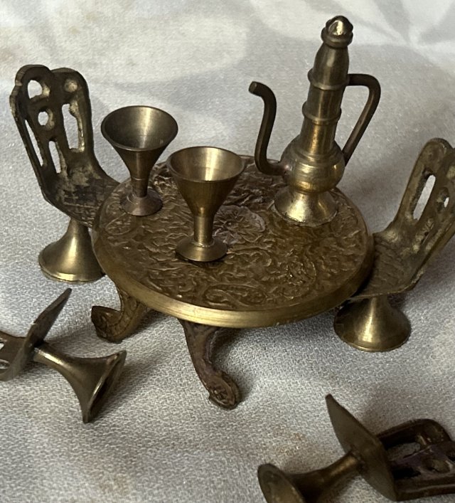 Miniaturowe kolekcjonerskie dekoracyjne mebelki zestaw mosiądz ręcznie robiony rzadko spotykana rzecz