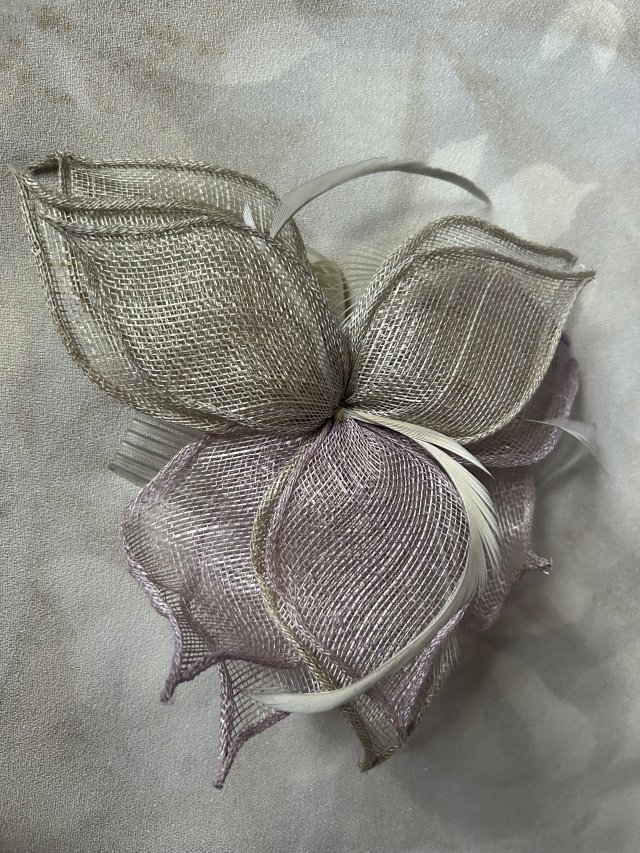 Ozdoba z siatki z piórami kwiat  do włosów na grzebieniu