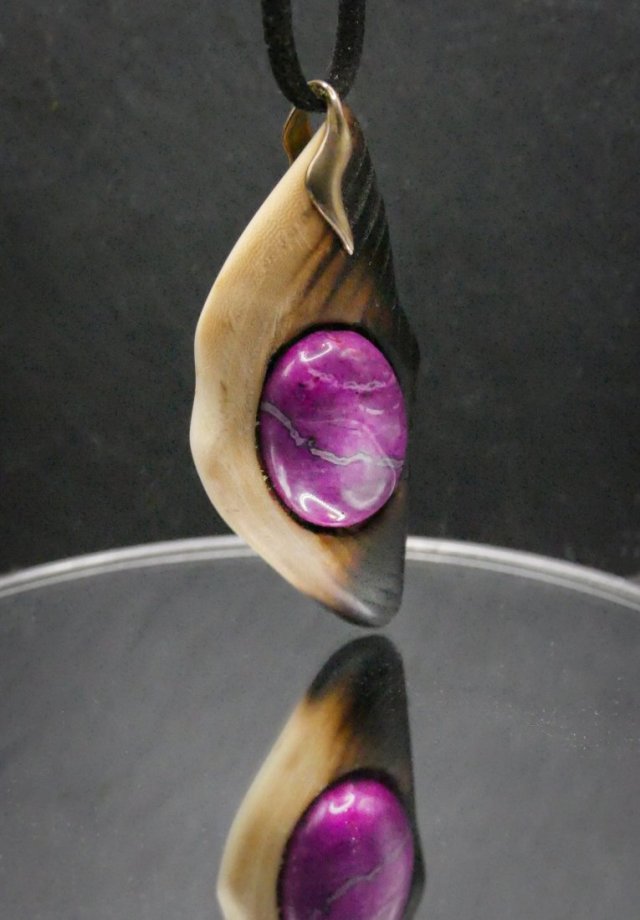 Wisiorek z drewna wiązu i agatu magentowego | biżuteria z duszą, natura - pirografia, prezent, dla niej, dla kobiety, walentynki