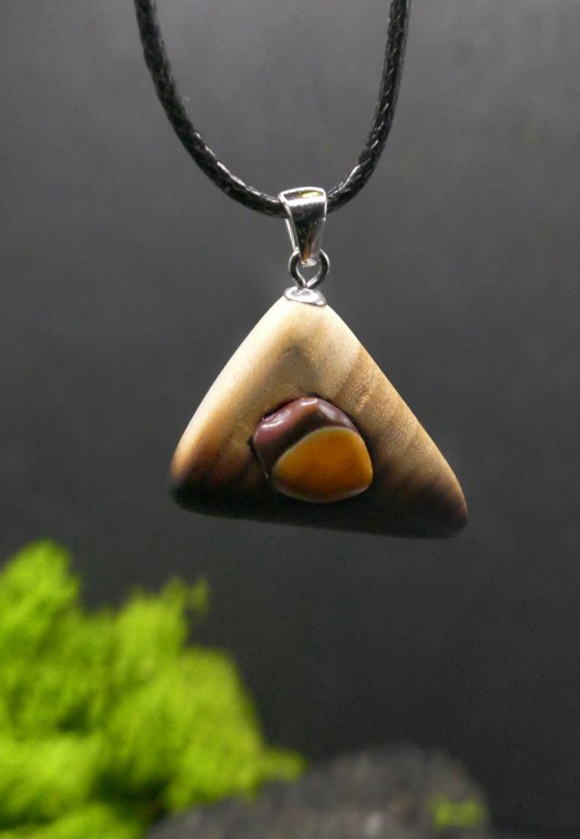 Wisiorek "mokait i wiąz" –z drewna ,amulet zamknięty w kawałku drewna, Wooden Jewelry, Wood Pendant, biżuteria handmade,prezent