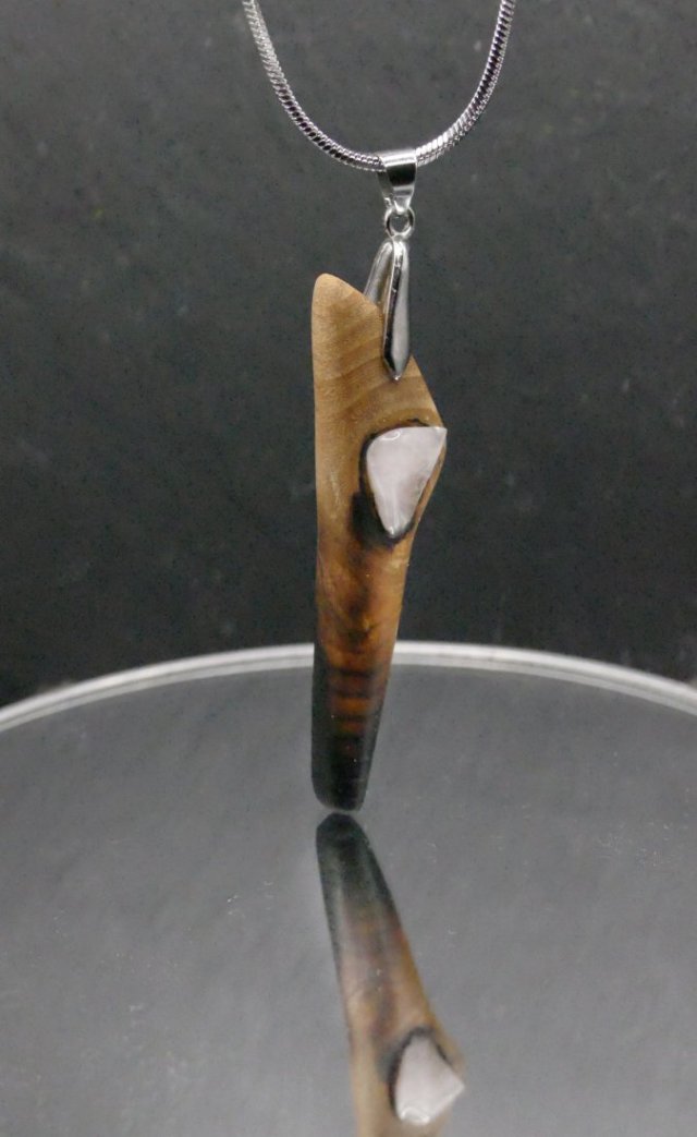 Wisiorek "kwarc różowy i wiąz" –z drewna ,amulet zamknięty w kawałku drewna, Wooden Jewelry, Wood Pendant, biżuteria handmade,prezent