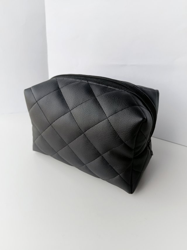 Pikowana kosmetyczka skórzana