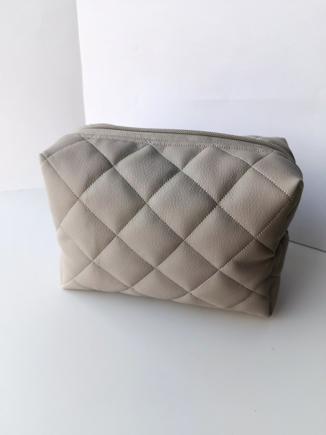 Pikowana kosmetyczka skórzana