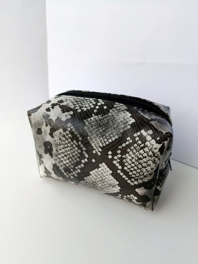 Kosmetyczka skorzana wzór skóry węża