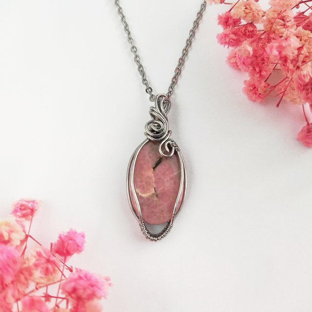 Naszyjnik Rodonit stal chirurgiczna wisiorek handmade wirewrapping