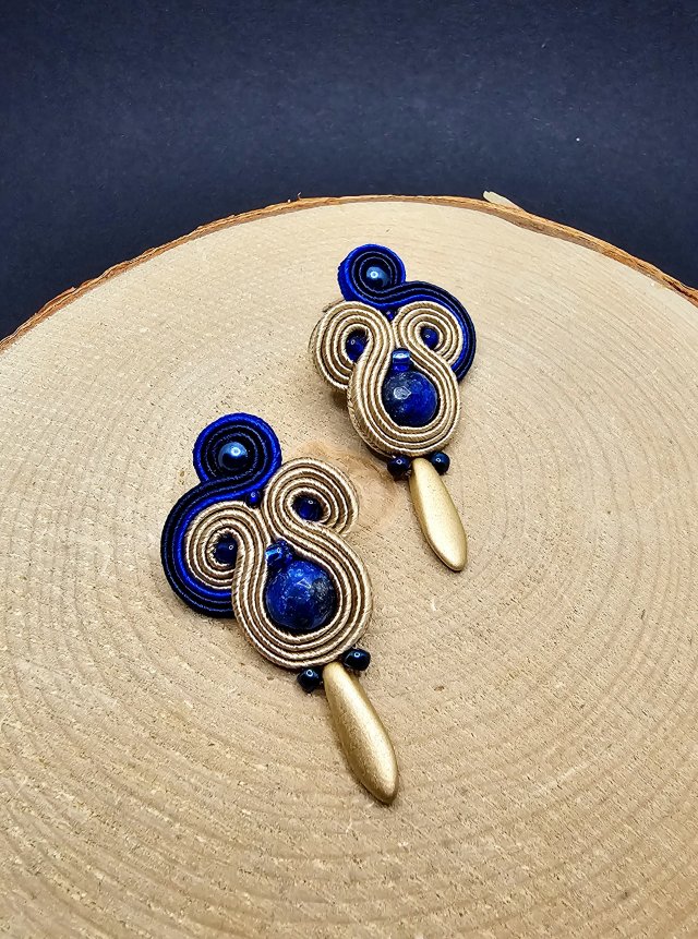 Beżowo-granatowe kolczyki sutasz sztyfty  z jadeitem