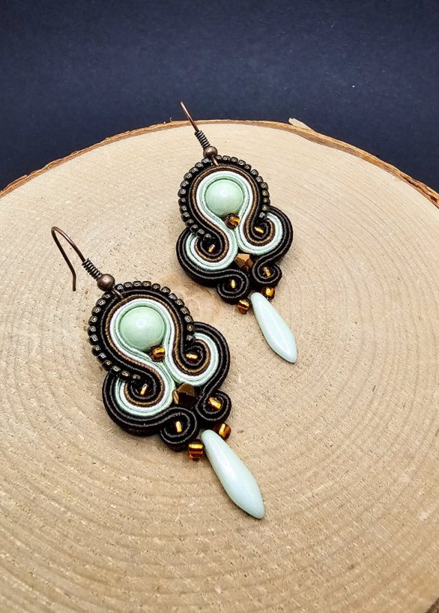 Brązowo-pistacjowe wiszące kolczyki sutasz