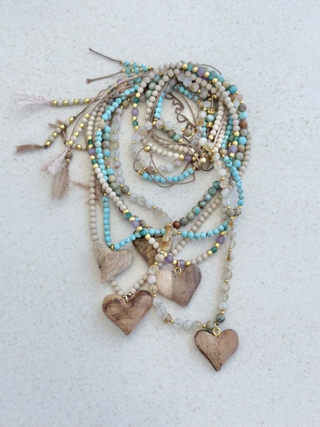 SUBTELNY CHOKER Z SERCEM NA NICI, KAMIENIE NATURALNE, SERDUSZKO DREWNIANE | DomilkowyDomek