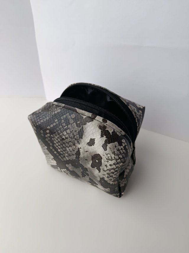 Kosmetyczka skórzana wzór węża