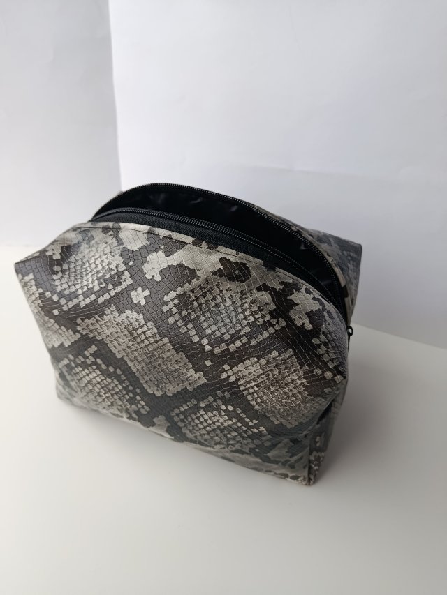 Kosmetyczka skorzana  duża wzór skóry węża