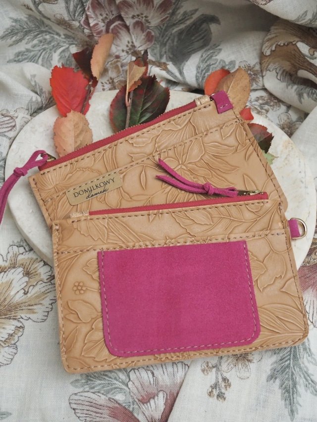 PORTFEL – SASZETKA ZE ECO SKÓRY TŁOCZONEJ W KWIATY Z KIESZONKĄ, HANDMADE DOMILKOWYDOMEK