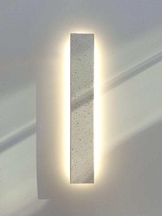 Linea — designerski, liniowy kinkiet z białego betonu — industrialna, minimalistyczna lampa ścienna, nowoczesny element oświetleniowy