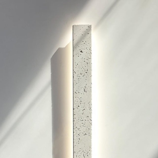 Magna Linea — duża designerska liniowa lampa ścienna z białego betonu