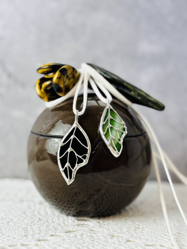 NASZYJNIK SZKLANY WITRAŻOWY Z ZAWIESZKĄ "LIŚĆ WISIOREK WITRAŻ