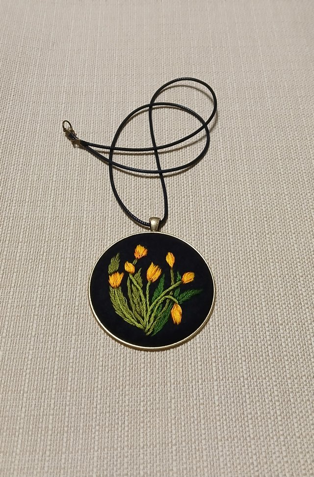 Ręcznie haftowany wisior  DLA LUIZY