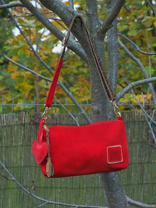 Czerwona miejska torebka skórzana zamszowa bagietka  Red Desire - listonoszka – ręcznie szyta torba w DomilkowyDomek