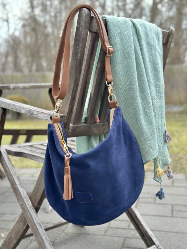 Skórzana miękka torebka - hobo  w kształcie Rogala, NAVY BLUE- DOMILKOWYDOMEK