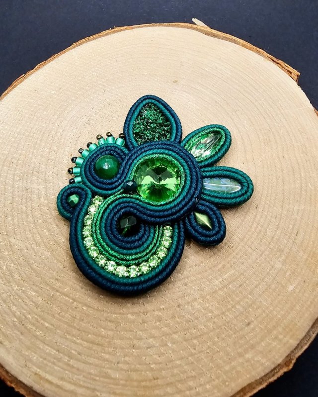 Zielona broszka sutasz