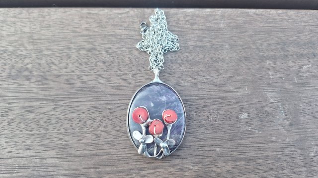 Ametyst z kwiatami - wisiorek