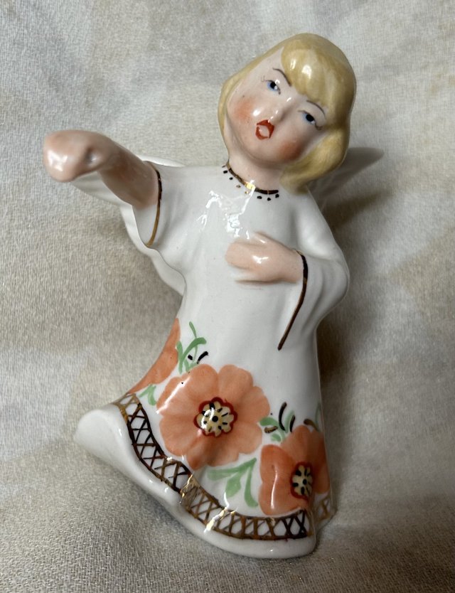 Uroczy anioł - ciekawa i niespotykana figurka porcelanowa