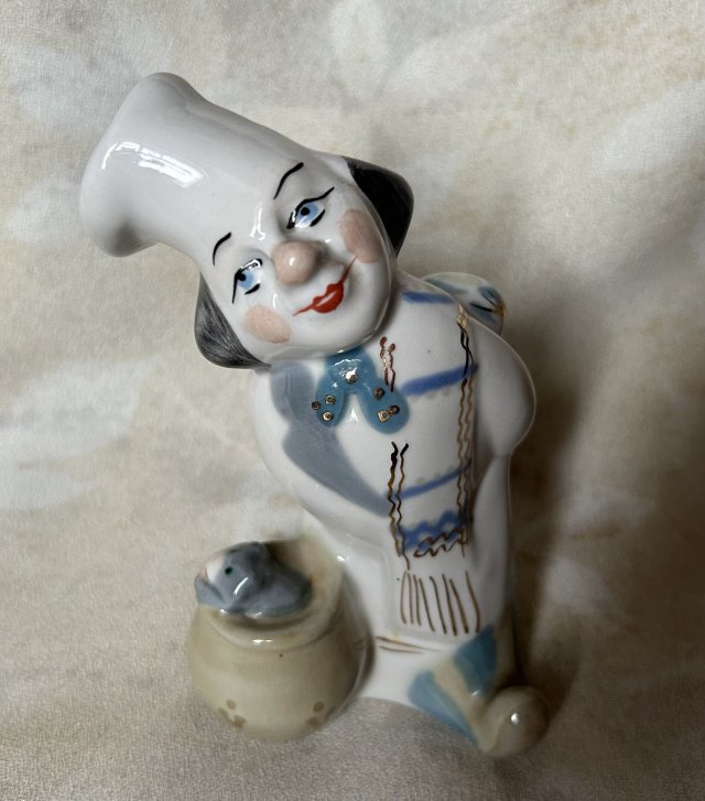 Zabawna ciekawa i niespotykana figurka porcelanowa