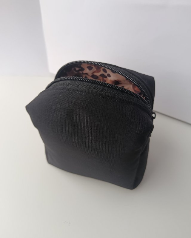 Kosmetyczka materiałowa w panterkę