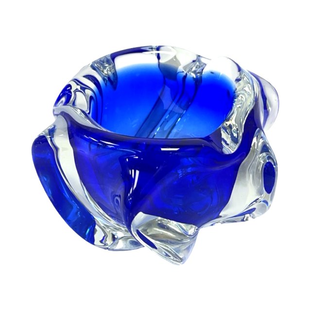 Chřibská Sklarna Czechosłowacja lata 70.  artystyczna popielniczka freeform, kobaltowe szkło