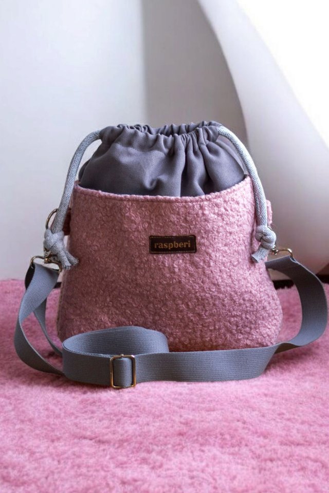 Szaro-różowa listonoszka z kominem